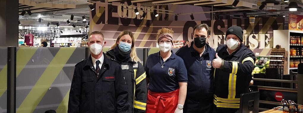 Ian Thoma, Marleen Sprenger, Melanie Mengedoht, Frank Entorf und Klaus Meier (von links) freuen sich über das Interesse an den Stickeralben (rechts im Bild).

 - © Freitag Medien Gruppe