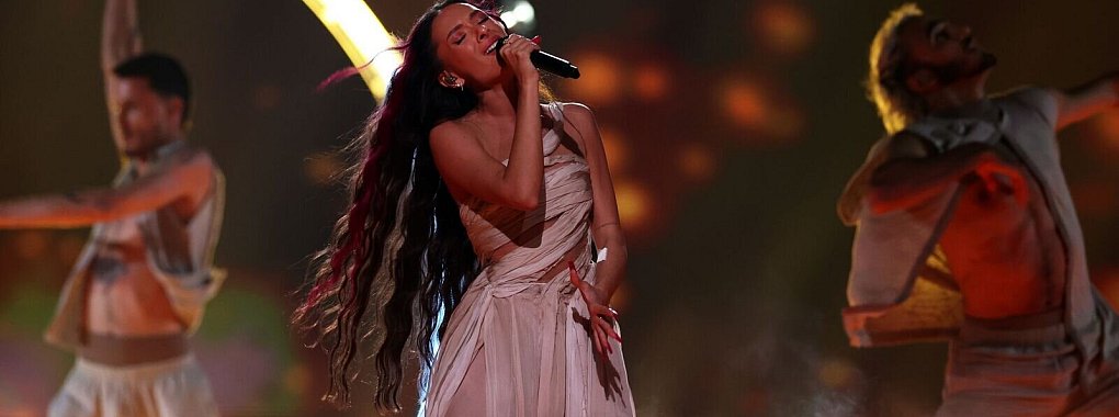 Eden Golan (M) aus Israel mit dem Titel «Hurricane» auf der Bühne beim Finale des Eurovision Song Contest 2024. - © Jens Büttner/dpa