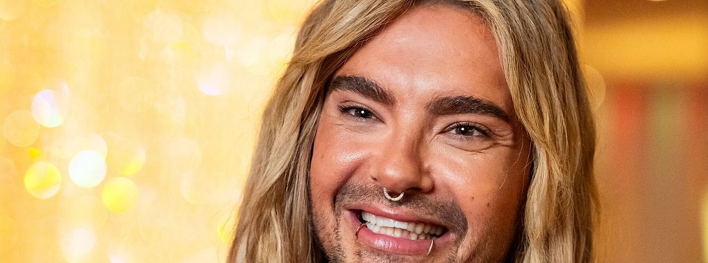 Sänger Bill Kaulitz wird auf der Halloween-Party von Heidi Klum zum Universum. - © Jonas Walzberg/dpa