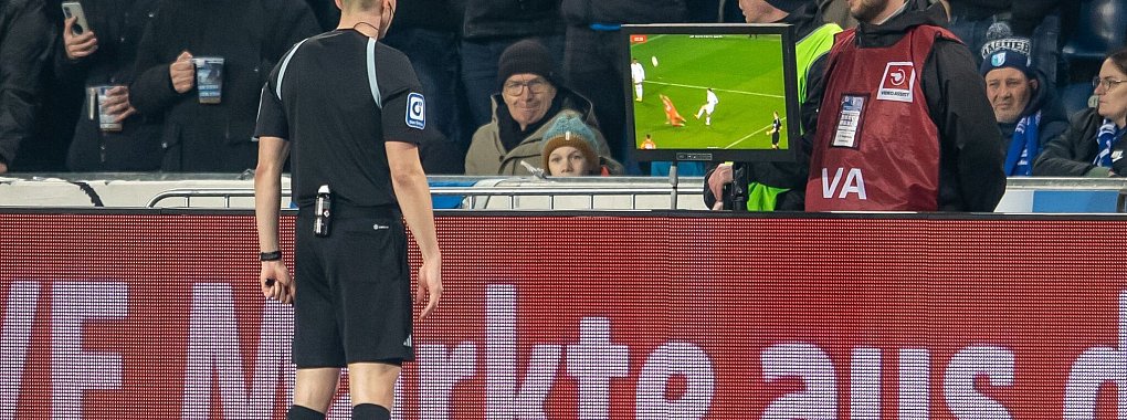 Entscheidungen mithilfe des Videobeweises sorgen immer wieder f&uuml;r &ouml;ffentliche Diskussionen. - &copy; Andreas Gora/dpa