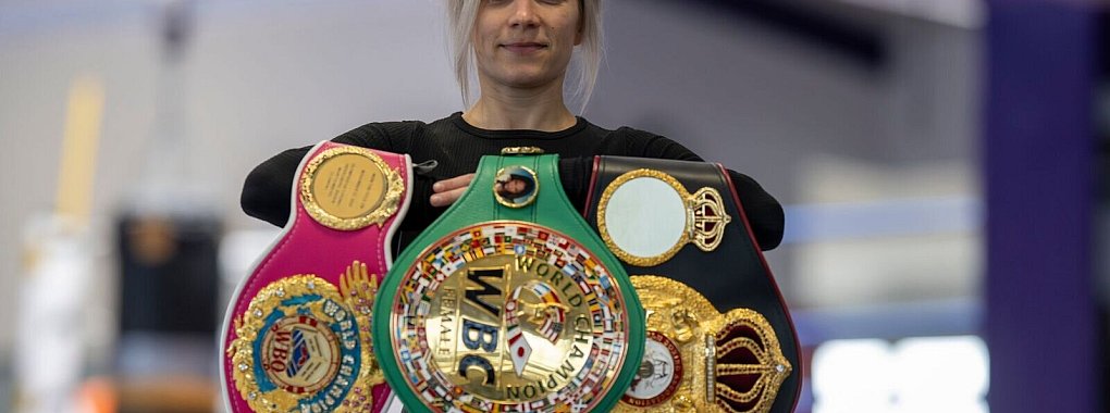 Boxerin Tina Rupprecht mit ihren drei WM-Gürteln - einer fehlt noch. - © Peter Kneffel/dpa