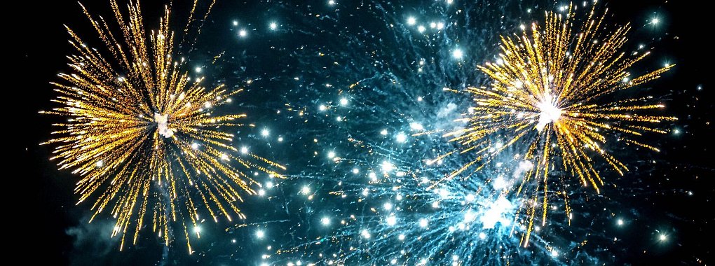 Am Silvesterabend bietet das Fernsehen vor allem Shows und Klassiker. - © Sina Schuldt/dpa
