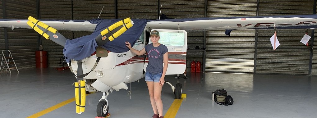 Theresia Eke vor der Cessna mit der sie den Flughafen in Namibias Hauptstadt Windhoek erreicht hat, von wo aus sie zurück nach Deutschland fliegen konnte. - © Theresia Eke