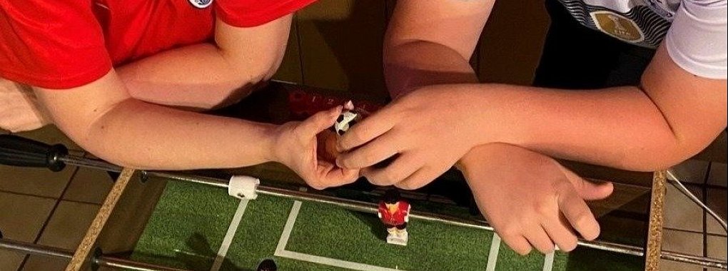 Familienduell oder England gegen Deutschland am Kickertisch: Shirley und Ryan Stamm aus Augustdorf stehen sich im heimischen Keller gegenüber. - © Sebastian Lucas