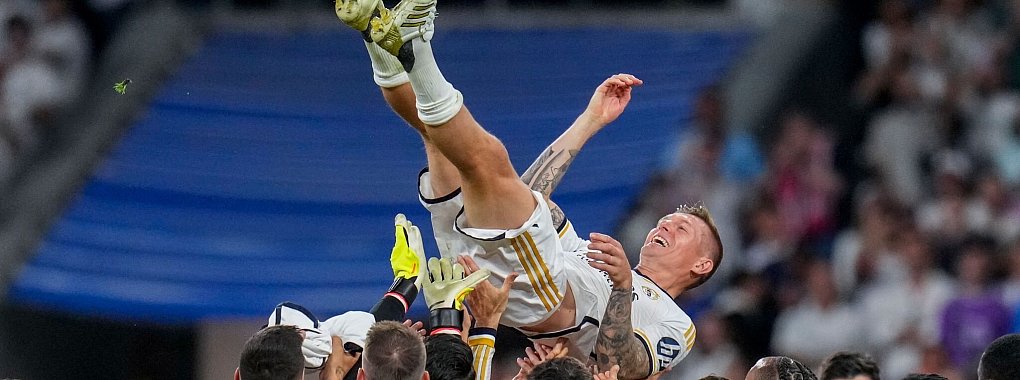 Der Abschied vom Publikum im Estadio Santiago Bernab&eacute;u war f&uuml;r Toni Kroos emotional. - &copy; Manu Fernandez/AP/dpa