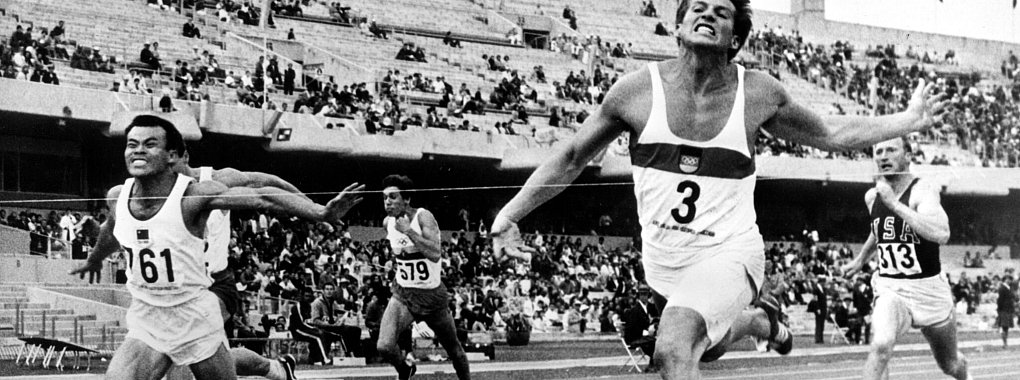 Kurt Bendlin läuft beim olympischen Zehnkampf 1968 über die Ziellinie. - © picture-alliance/ dpa