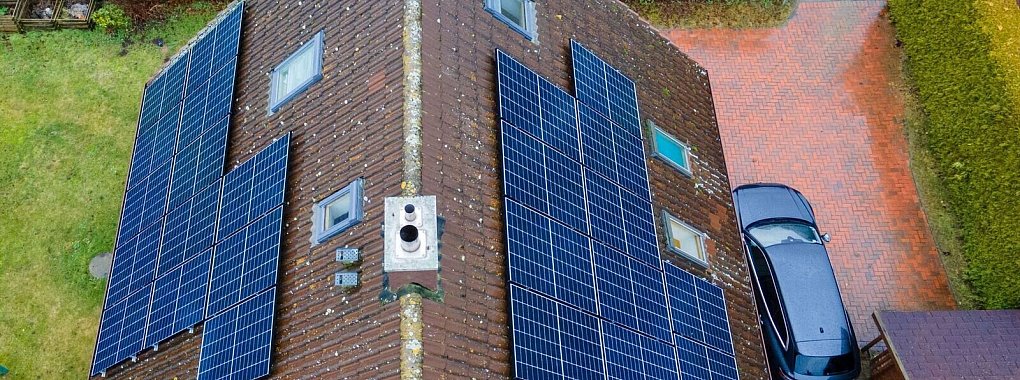 Ausgaben für Photovoltaik-Anlagen steuerlich geltend machen? Seit 2022 ist das eigentlich nicht mehr möglich - aber eben auch nur eigentlich. - © Jens Büttner/dpa/dpa-tmn