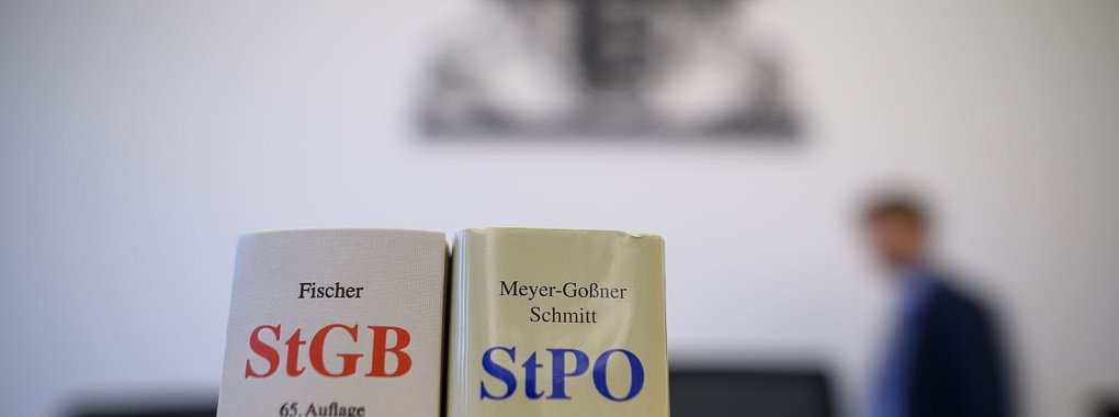 Ein Gerichtsstreit kann teuer werden - nicht umsonst scheuen manche Privatpersonen das Risiko. Mit einem Prozessfinanzierer im Rücken wird das Kostenwagnis geringer. - © Sebastian Gollnow/dpa/dpa-tmn