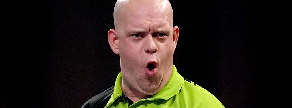 Steht souverän im Viertelfinale: Der dreimalige Weltmeister van Gerwen. - © John Walton/PA Wire/dpa
