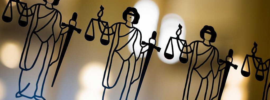 Beistand vor Gericht? Für Bedürftige gibt es das zumindest finanziell durch die Prozesskostenhilfe. - © Rolf Vennenbernd/dpa/dpa-tmn
