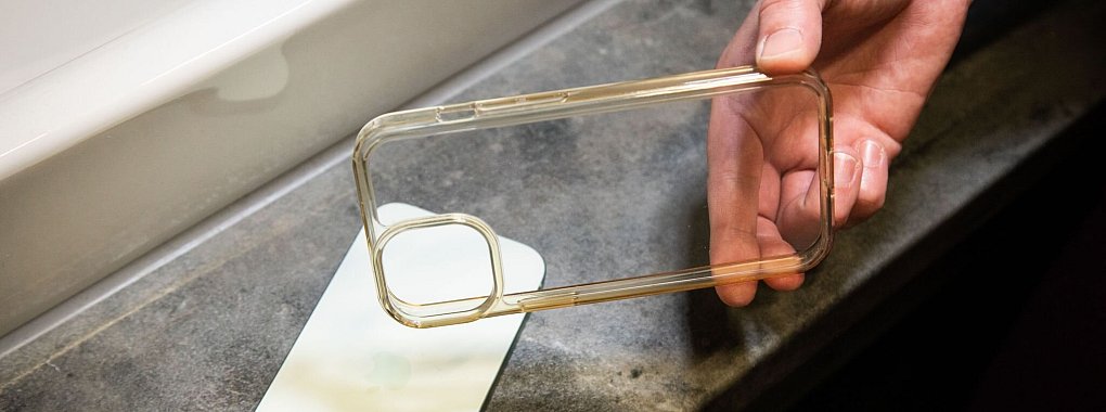 Ist die transparente Handyhülle vergilbt, soll man sie mit Hilfe von Backpulver wieder klar bekommen - das verspricht ein Lifehack. - © Christin Klose/dpa-tmn
