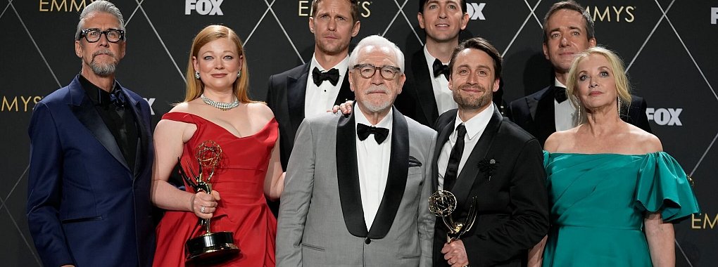 Alan Ruck (l-r), Sarah Snook, Alexander Skarsgard, Brian Cox, Nicholas Braun, Kieran Culkin, Matthew Macfayden und J. Smith-Cameron wurden f&uuml;r &laquo;Succession&raquo; ausgezeichnet. - &copy; Ashley Landis/AP