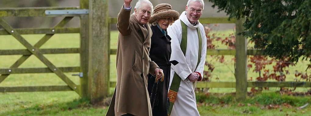 Der britische K&ouml;nig Charles III. und K&ouml;nigin Camilla kommen zu einem Sonntagsgottesdienst in der St. Mary Magdalene Church. - &copy; Joe Giddens/PA Wire/dpa