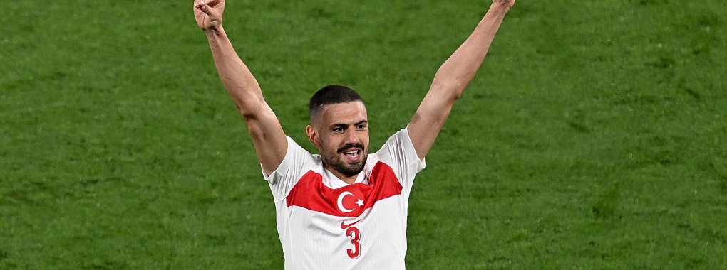 Ein türkischer Bürgermeister hat Demiral nach seinem umstrittenen Wolfsgruß bei der EM eine Statue gewidmet. - © Hendrik Schmidt/dpa