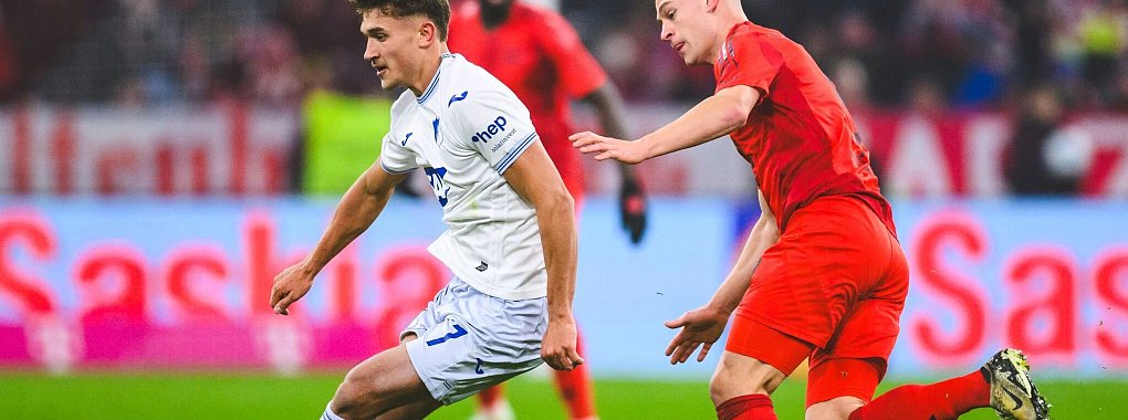 Vor einer Woche waren Hoffenheims Tom Bischof (l) und Bayerns Joshua Kimmich noch Gegenspieler in der Bundesliga. - © Tom Weller/dpa