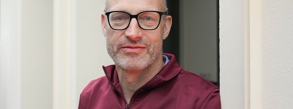 In seinen autofiktionalen Romanen schreibt Joachim Meyerhoff über sein Leben und seine Familie (Archivbild). - © Jens Kalaene/dpa