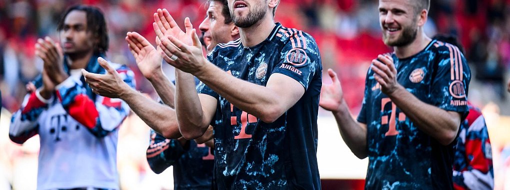 Meldeten sich nach dem Champions-League-Aus eindrucksvoll zurück: Harry Kane (M.) und die Bayern. - © Tom Weller/dpa