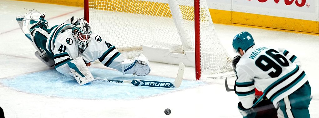 Tim Stützle (verdeckt, r) trifft nach einer Fehlerkette der Sharks-Defensive. - © Justin Tang/The Canadian Press via AP/dpa