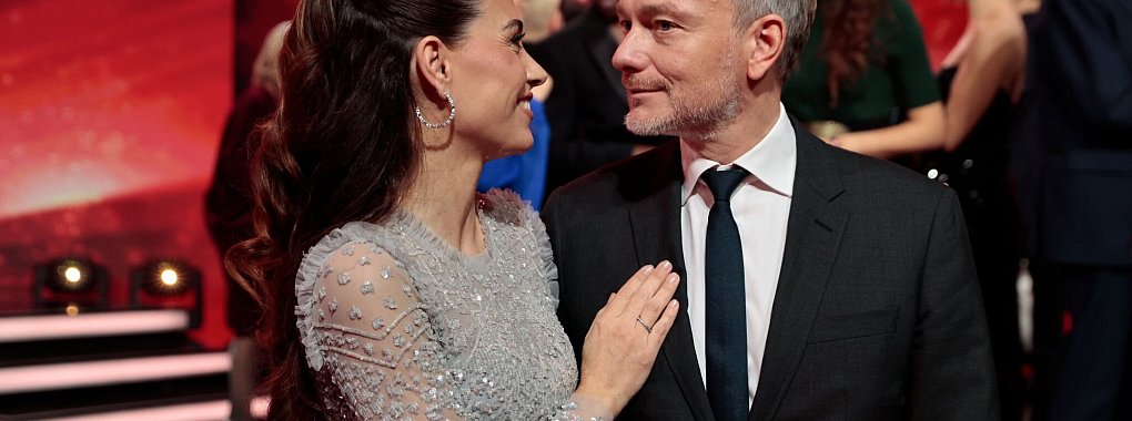 Christian Lindner mit Ehefrau Franca Lehfeldt. Die beiden erwarten ein Kind. (Archivbild) - © Carsten Koall/dpa