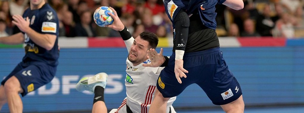 Ungarns Bence Banhidi (l) wirft an dem serbischen Verteidiger Mijajlo Marsenic vorbei. - © Peter Kneffel/dpa