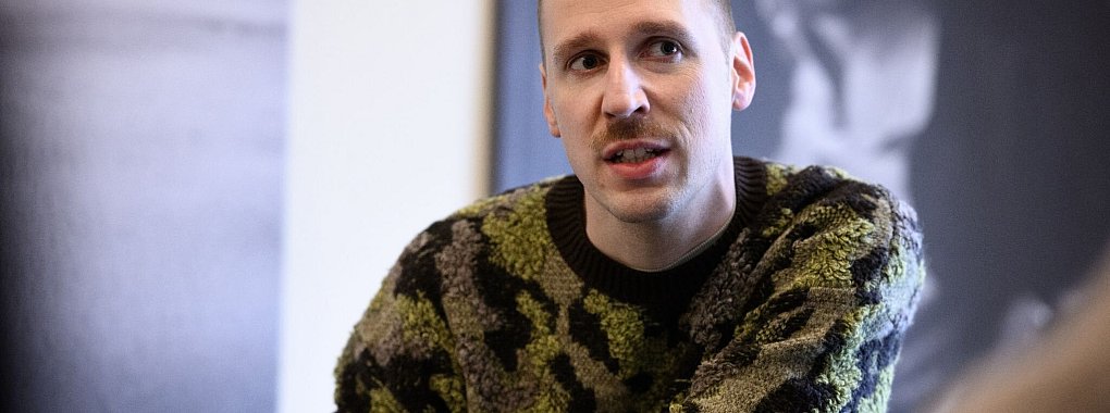 Lukas Strobel, besser bekannt als der Rapper Alligatoah, lebt seit etwa 15 Jahren in Berlin. - © Bernd von Jutrczenka/dpa