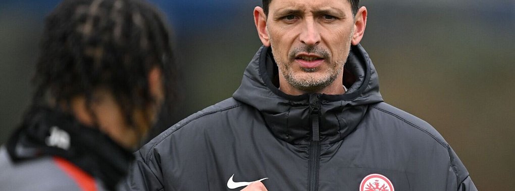 Eintracht Frankfurt mit Trainer Dino Toppmöller benötigt in der Europa League gegen AS Rom ein Unentschieden, um aus eigener Kraft den Einzug ins Achtelfinale zu schaffen. - © Arne Dedert/dpa
