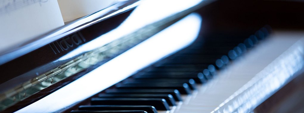 Die Pianistin und Komponistin Adriana Hölszky wird für ihr Lebenswerk mit dem Robert Schumann-Preis ausgezeichnet. (Illustration) - © Viola Lopes/dpa