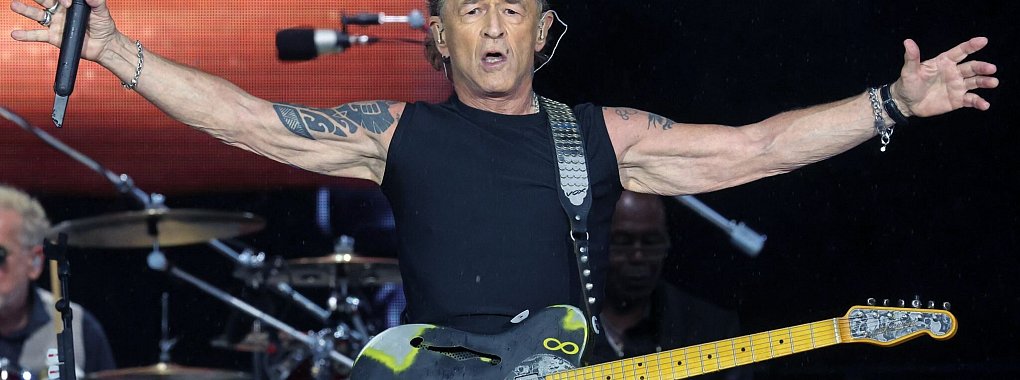 Der S&auml;nger und Gitarrist Peter Maffay rockt auf seiner letzten Tournee mit seiner Band durch zehn St&auml;dte. - &copy; Bernd W&uuml;stneck/dpa