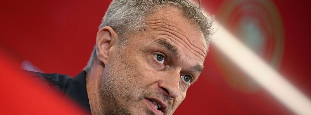 Der neue Bundestrainer der Fußballerinnen wird sein Debüt im legendären Wembley-Stadion feiern. - © Arne Dedert/dpa