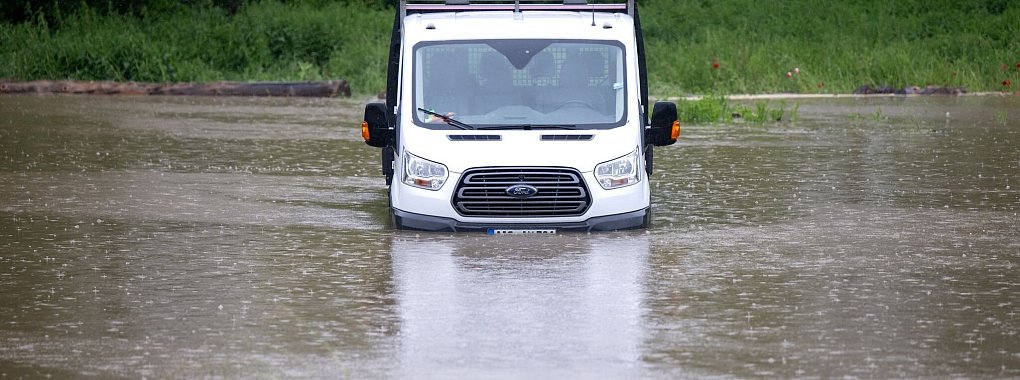 Wassersch&auml;den an geparkten Autos k&ouml;nnen t&uuml;ckisch sein. Grunds&auml;tzlich sollte man daher nie versuchen, ein zuvor &uuml;berflutetes Auto zu starten. - &copy; Sven Hoppe/dpa/dpa-tmn