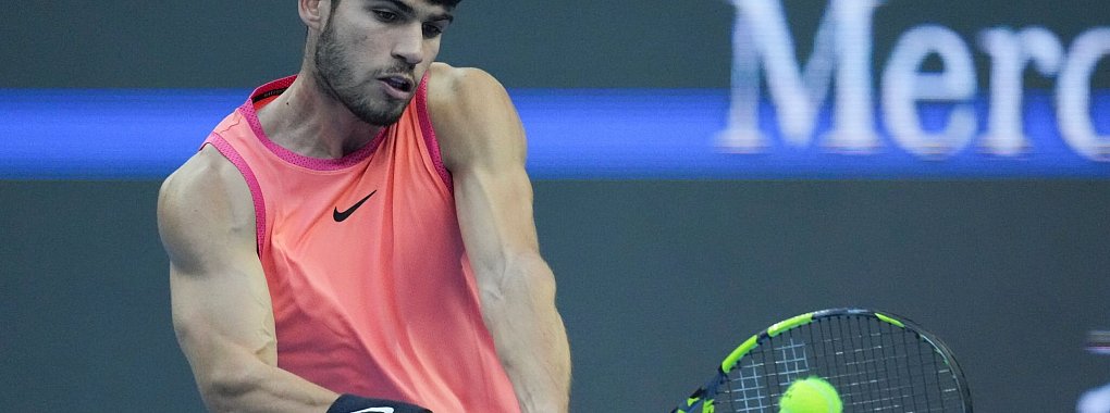 Carlos Alcaraz gewinnt ein hochklassiges Finale gegen Jannik Sinner. - © Achmad Ibrahim/AP/dpa