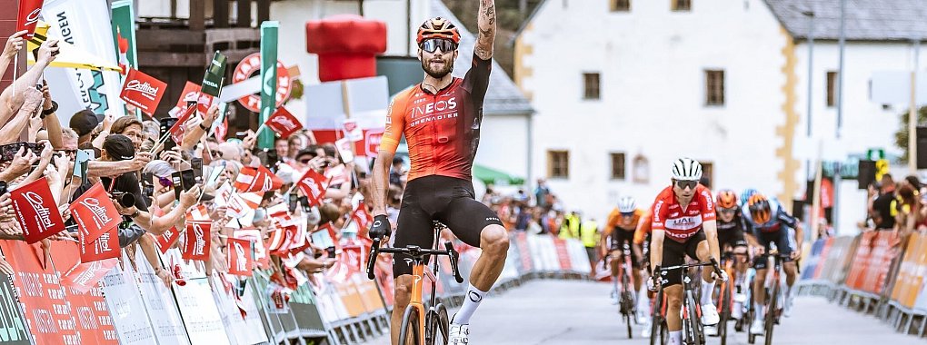 Am Ende einer chaotischen Etappe darf der Italiener Filippo Ganna jubeln. - &copy; Expa/Johann Groder/APA/dpa