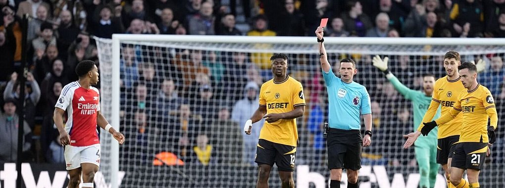 Nach dieser Entscheidung sieht sich Referee Michael Oliver schweren Anfeindungen ausgesetzt. - © Nick Potts/PA Wire/dpa