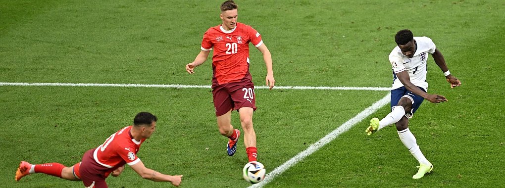 Englands Bukayo Saka (r) trifft zum 1:1. - &copy; David Inderlied/dpa