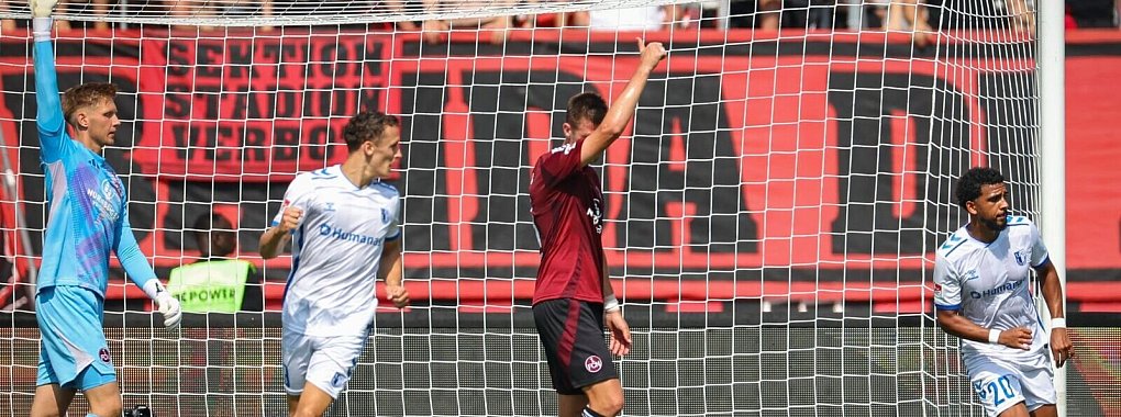 Xavier Amaechi (r) überrascht die Nürnberger Abwehr. - © Daniel Karmann/dpa