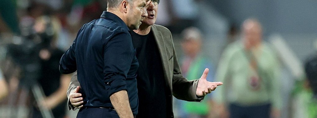 Der ehemalige Bundestrainer Hansi Flick (l) im Gespr&auml;ch mit Branko Ivankovic - 2022 Trainer des Oman. - &copy; Christian Charisius/dpa