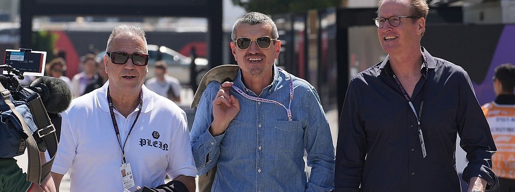 RTL-Reporter Kai Ebel (l), Formel-1-Experte G&uuml;nther Steiner (M) und TV-Moderator Florian K&ouml;nig gehen in Bahrain durch das Fahrerlager. - &copy; Hasan Bratic/dpa