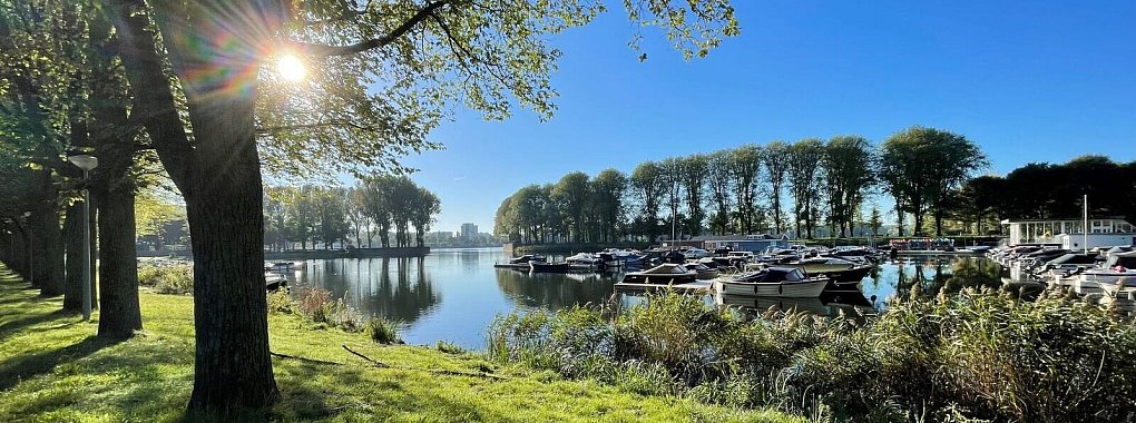 Naturidyll im Bezirk Nieuw-West: der Jachthafen am See Sloterplas. - © Christoph Driessen/dpa-tmn