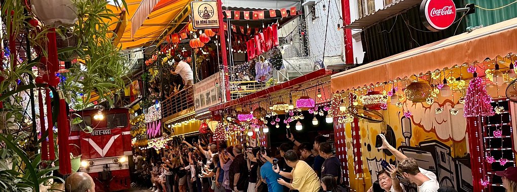 Wenn der Zug kommt, gibt es auf der Train Street in Hanoi kein Halten mehr. - © Carola Frentzen/dpa