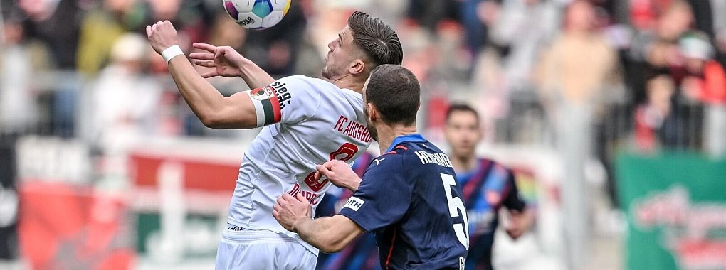 Augsburgs Ermedin Demirovic (l) hat mit seinen 14 Saisontoren und neun Torvorlagen viel Interesse größerer Vereine auf sich gezogen. - © Harry Langer/dpa