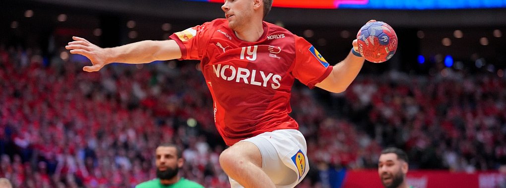 Titelverteidiger Dänemark feierte zum Auftakt der Handball-WM einen klaren Sieg gegen Algerien. - © Soeren Stache/dpa