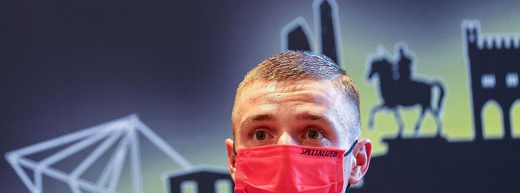 Der Belgier Remco Evenepoel saß bei der Pressekonferenz mit einer Maske. - © David Pintens/Belga/dpa
