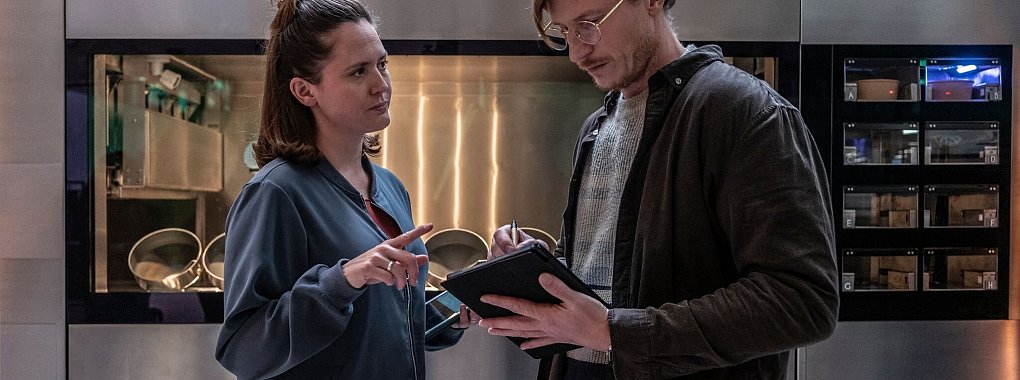 Emma (Emily Cox) und Georg (Golo Euler) scheuen keine Nachtschicht. - © Hardy Brackmann/ZDF/dpa