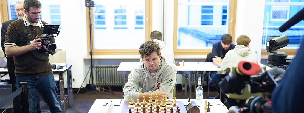 Magnus Carlsen saß am Wochenende zweimal für den FC St. Pauli am Brett. - © Marcus Brandt/dpa