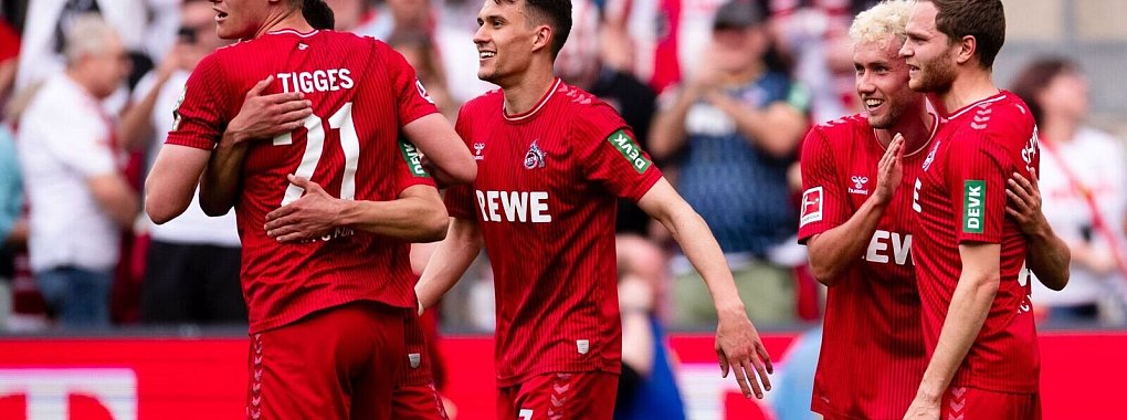 Steffen Tigges (l) jubelt nach seinem Treffer mit seinen K&ouml;lner Mannschaftskollegen. - &copy; Marius Becker/dpa