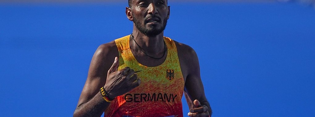 Samuel Fitwi unterbot den bisherigen deutschen Marathon-Rekord um zwei Sekunden. - © Michael Kappeler/dpa