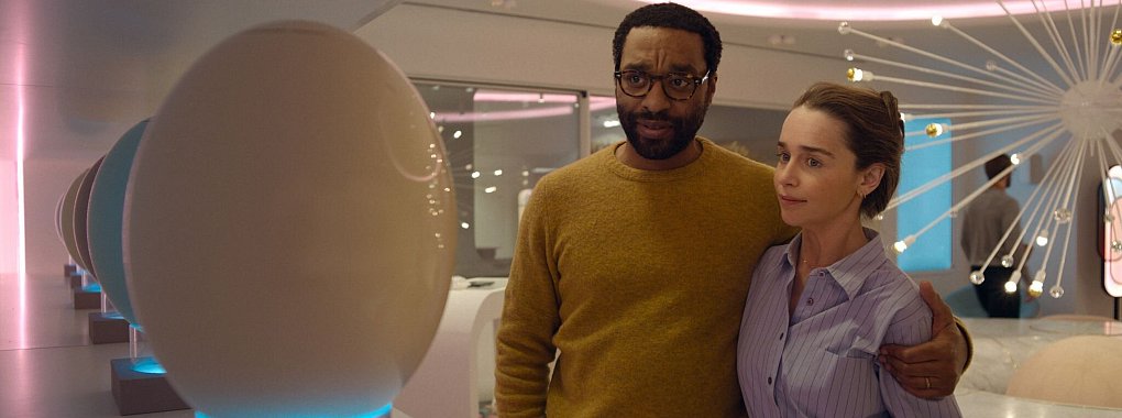 Emilia Clarke als Rachel und Chiwetel Ejiofor als Alvy in einer Szene des Films "Baby To Go". - &copy; ---/Splendid Film/dpa