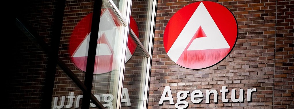 B&uuml;rgergeld gek&uuml;rzt worden? Wer mit der Entscheidung des Jobcenters nicht einverstanden ist, sollte sich an seinen Berater wenden. - &copy; Hauke-Christian Dittrich/Deutsche Presse-Agentur GmbH/dpa