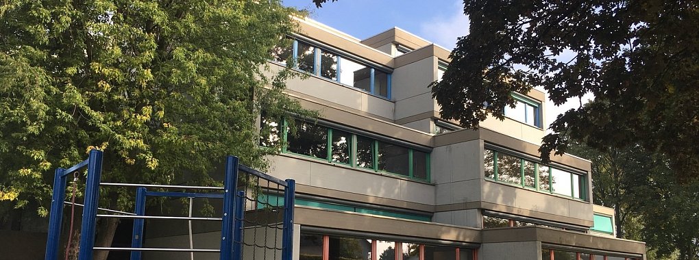 Die abgestufte Außenansicht der Realschule Lemgo. - © Till Brand