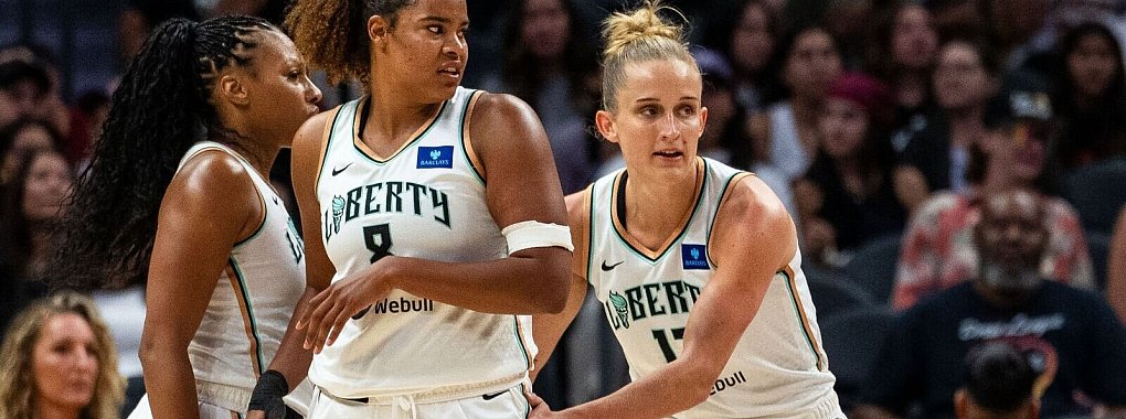 Nyara Sabally (links) und Leonie Fiebich haben sich mit den New York Liberty für die Playoffs das Heimrecht gesichert. - © Maximilian Haupt/dpa